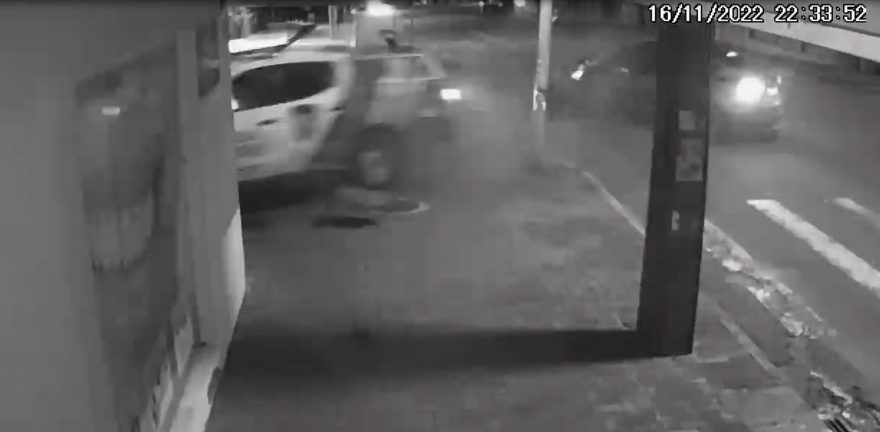 Vídeo mostra colisão viatura da GM batendo em empresa após colisão no Centro