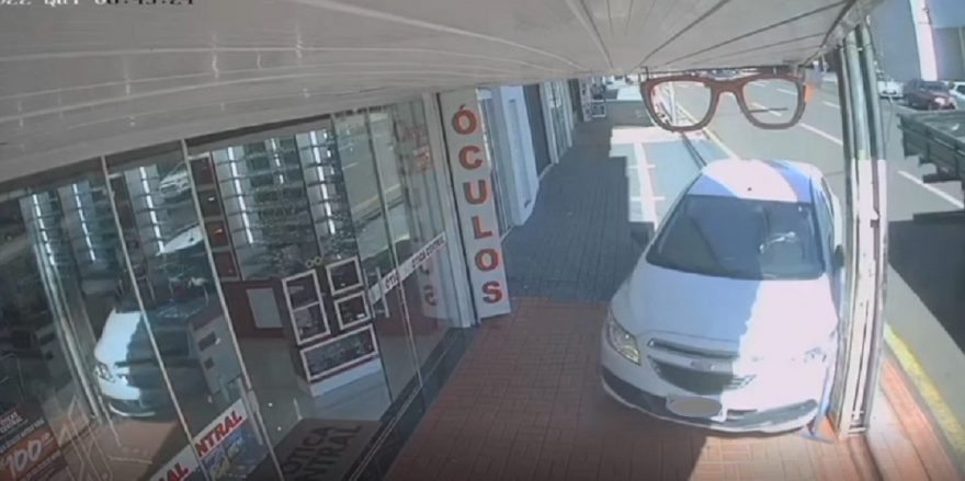 Por pouco! Ônix leva fechada de caminhão e quase atinge poste e fachada de loja