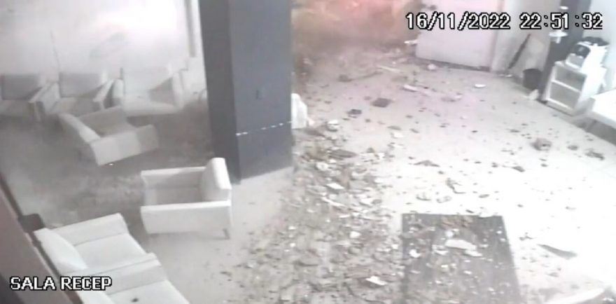 Imagens internas flagram destruição após acidente entre viatura da GM e Tesla