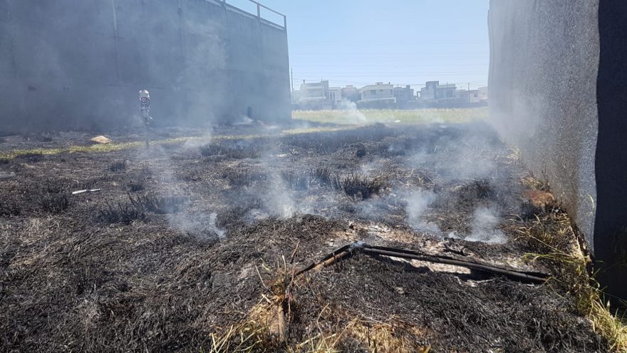 Bombeiros são acionados para combater incêndio em vegetação no Parque Verde
