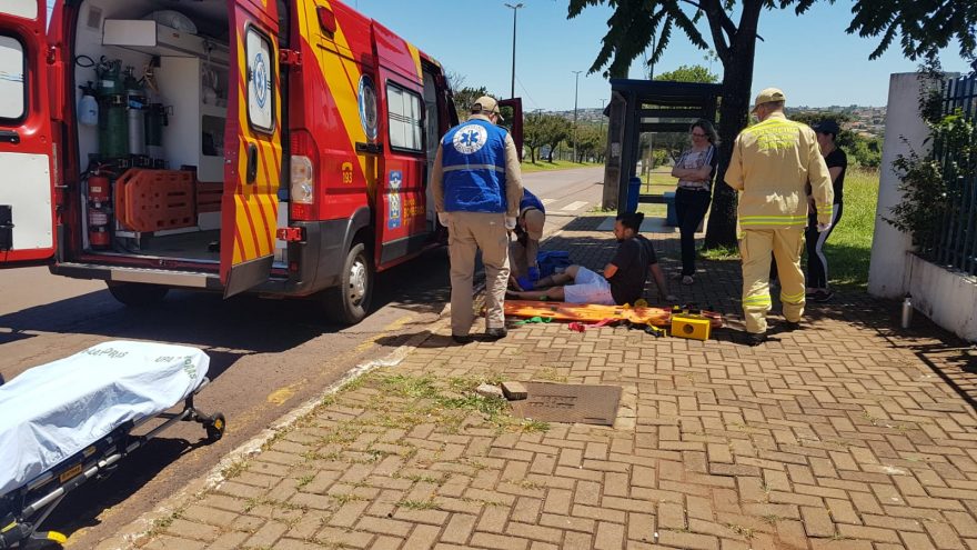 Carro passa por cima de perna de jovem na Avenida Rocha Pombo
