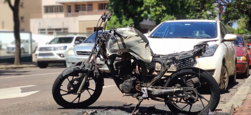 Motocicleta destruída em incêndio segue abandonada em via pública