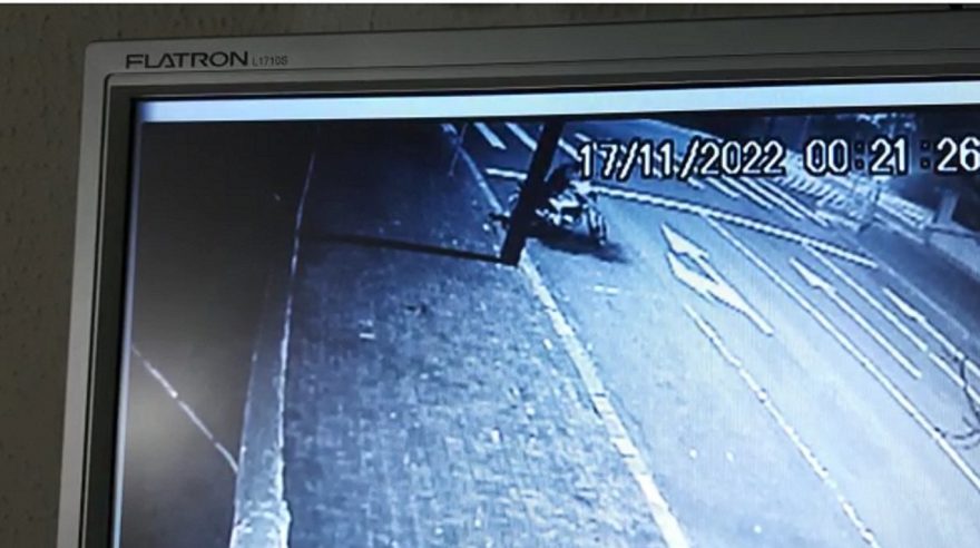 Veja o momento em que motocicleta foi incendiada no Centro