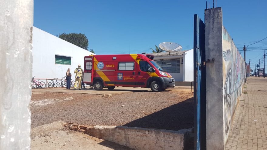 Mulher é socorrida após sofrer queda no Colégio do Jardim Clarito