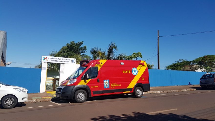 Professora é socorrida após sofrer queda Colégio Julia Wanderley