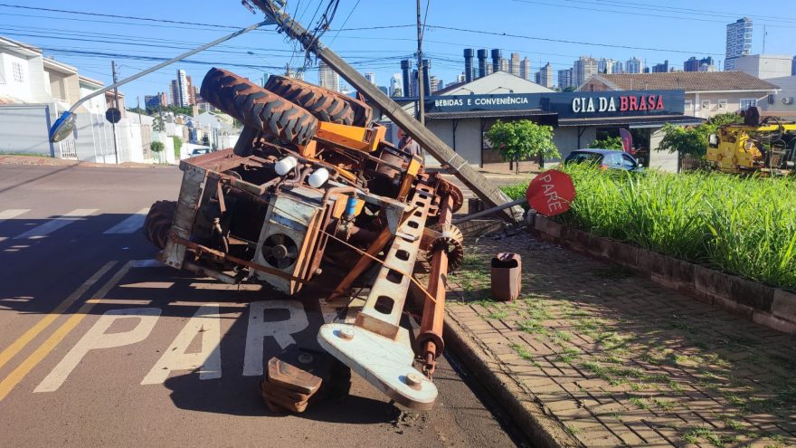 Trator tombado está obstruindo a via no Bairro Country