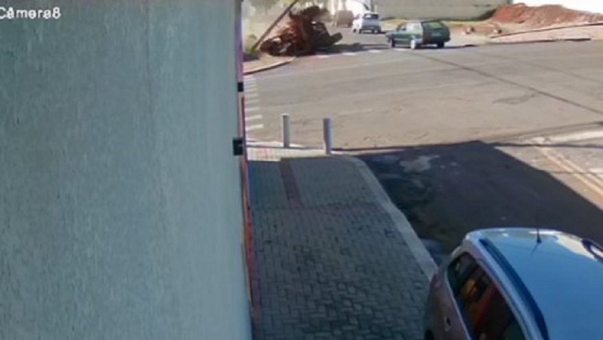 Câmera flagra o momento em que trator tomba no Bairro Country