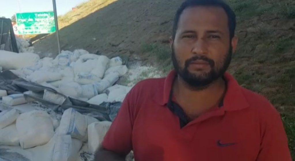 “A quinta roda acabou quebrando” relatou condutor após caminhão tombar
