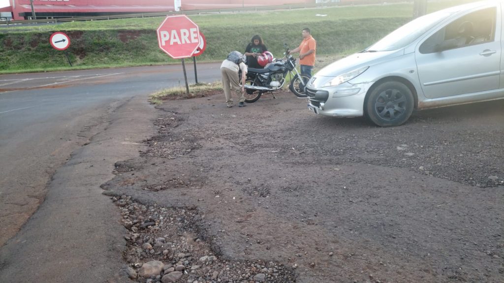 Carro e moto se envolvem em colisão de trânsito no Pioneiros Catarinenses