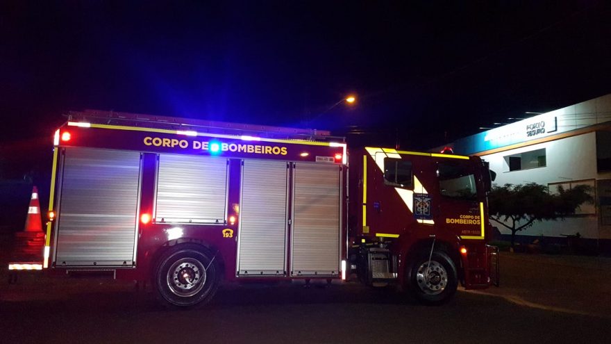 Incêndio na Avenida Rocha Pombo mobiliza Bombeiros