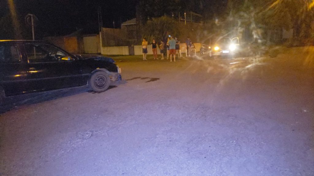 Veículos se envolvem em colisão e motorista embriagado tenta fugir, mas é contido no Parque São Paulo