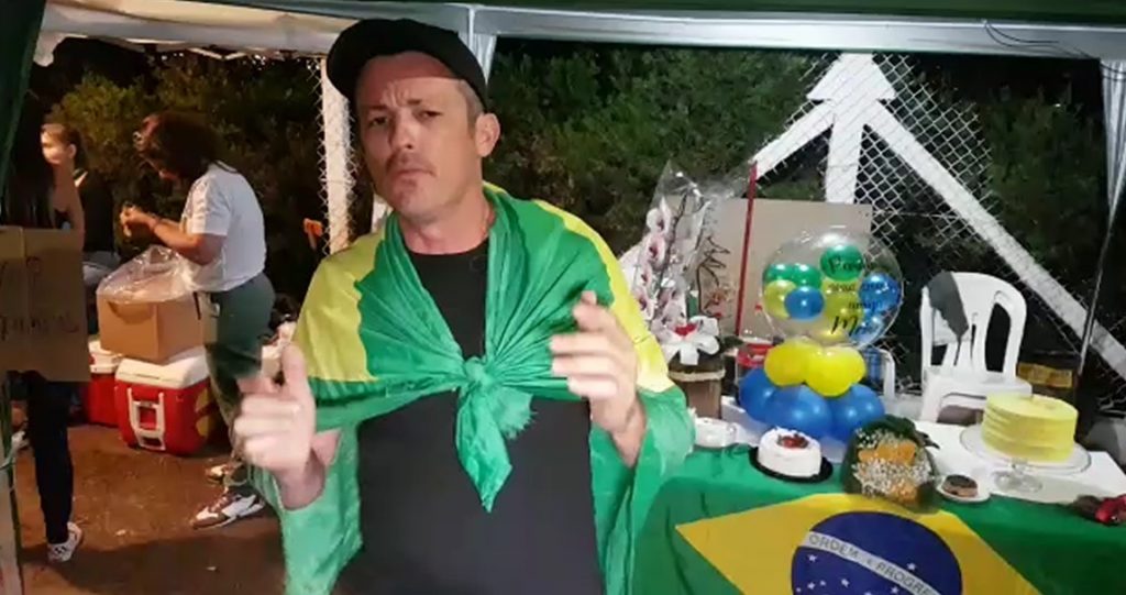 Festa de aniversário de manifestante é realizada em frente ao exército