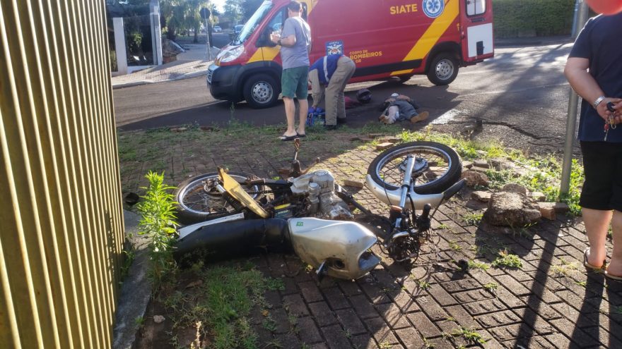 Moto fica destruída e piloto tem grave lesão na perna
