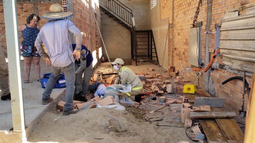 Trabalhador é atingido por parede em obra na Rua Manaus