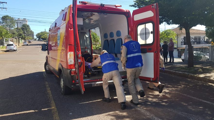 Com lesão na cabeça, ciclista é socorrido após colisão com carro
