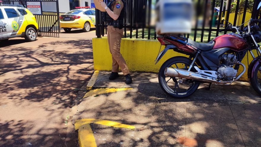 Viatura da PM e motocicleta se envolvem em acidente de trânsito no Centro