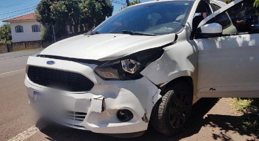 Carros ficam danificados após colisão no Parque São Paulo