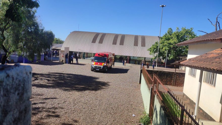 Queda de plano elevado mobiliza Corpo de Bombeiros ao Colégio Schuster