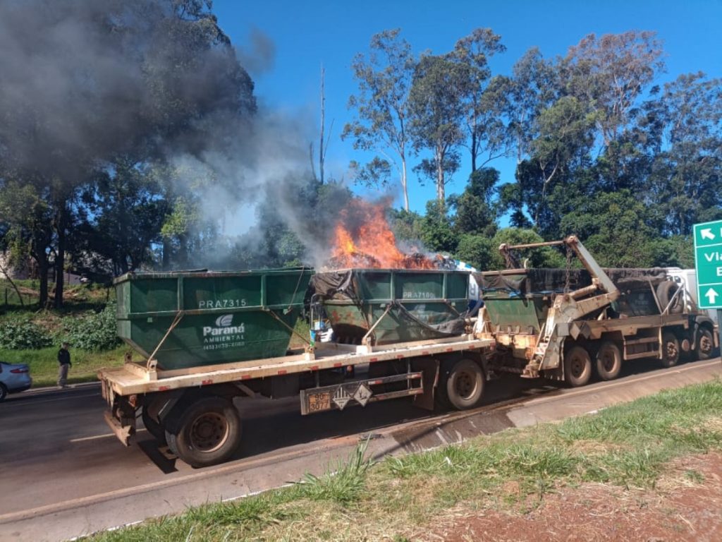 Lixo hospitalar dentro de caçamba pega fogo na BR-277