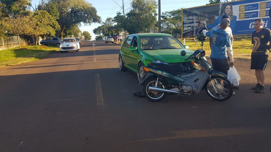 Motociclista fica ferida após colisão no Santa Felicidade