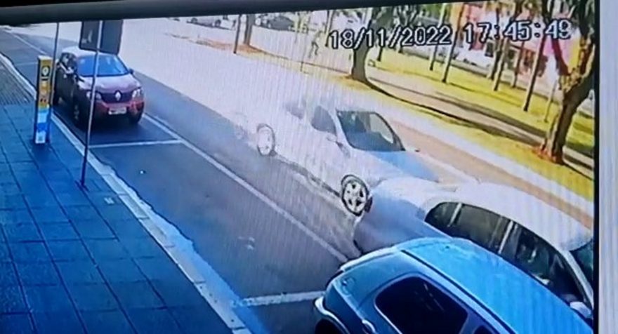 Veja o momento da batida que ocasionou o capotamento na Av. Brasil