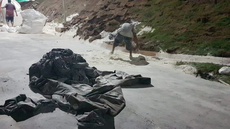 Carga de farinha que ficou na BR-277 após caminhão tombar é retirada