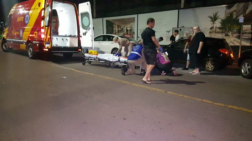 Motociclista fica ferido em forte colisão entre carro e moto na região central