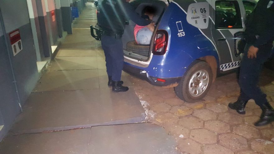 Vizinho leva crianças ao parque de diversões, fica embriagado e é detido por desacato