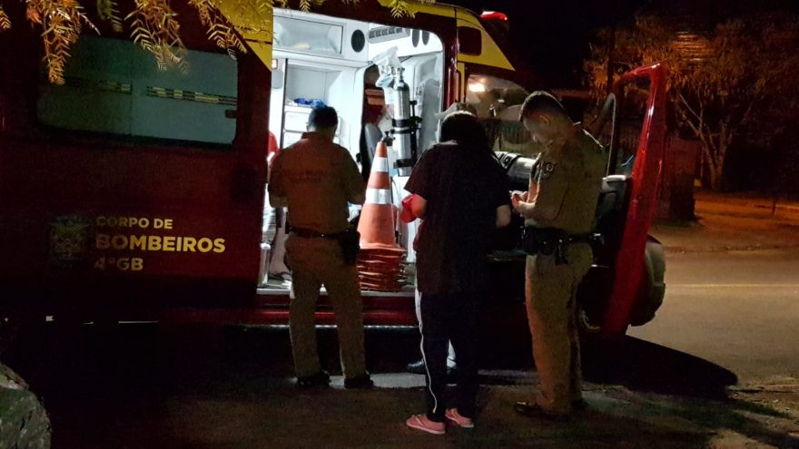 Homem agredido a golpes de faca é socorrido pelo Corpo de Bombeiros no bairro Santa Felicidade