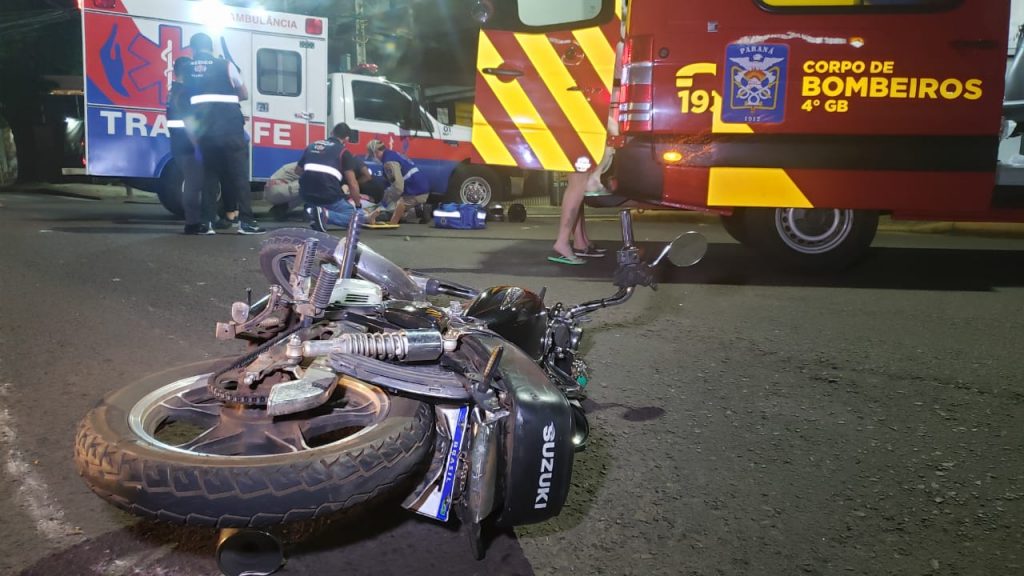 Acidente entre carro e moto deixa casal ferido na Rua Minas Gerais