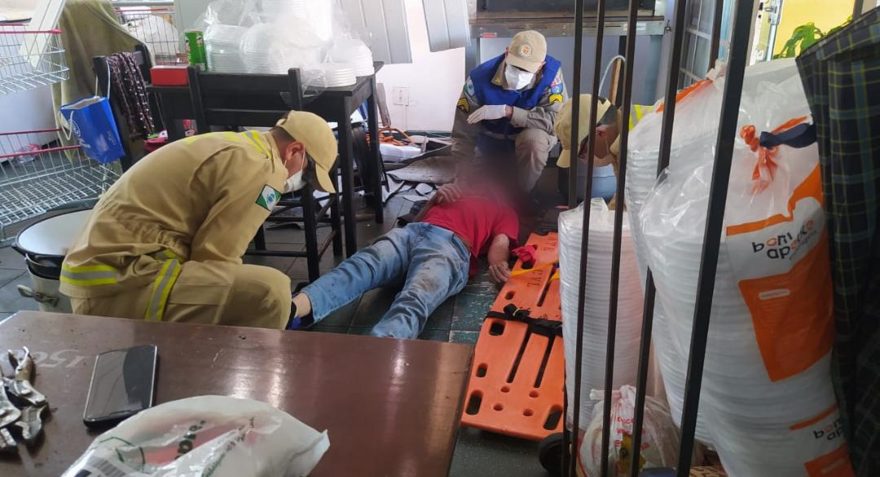 Homem cai ao realizar manutenção em telhado no Bairro Cancelli