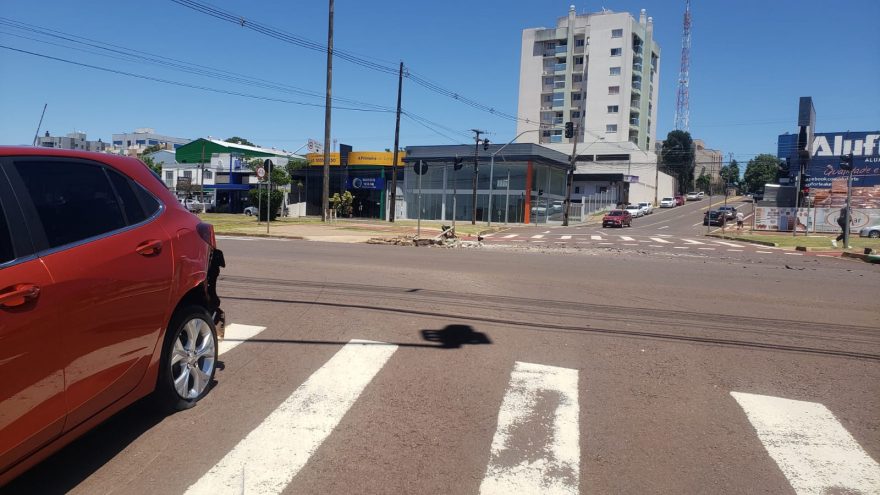Semáforo foi derrubado após acidente de trânsito na Av. Tancredo Neves