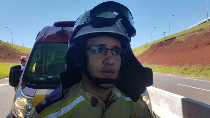 Adolescente que caiu do viaduto sofreu fraturas nas pernas e coluna