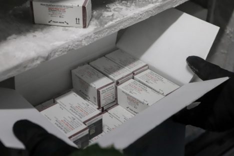 Governo pede vacinação contra a Covid-19 no calendário regular e mais doses para ampliar proteção Imagem referente a Governo pede vacinação contra a Covid-19 no calendário regular e mais doses para ampliar proteção