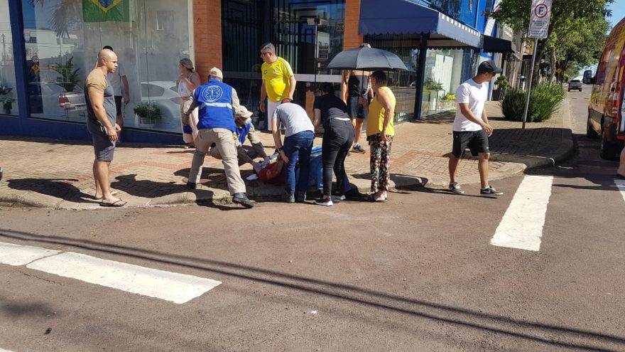 Motociclista fica ferido após forte colisão de trânsito no Centro