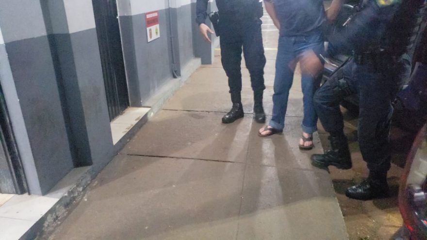 Fazendo “ziguezague” na frente da viatura, homem é detido em Cascavel