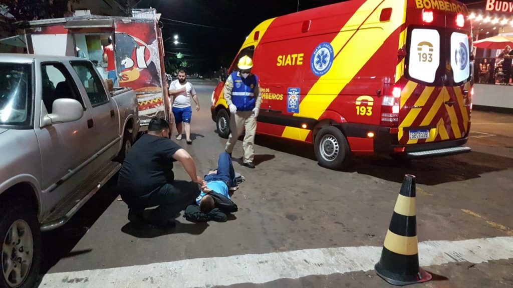 Motoboy fica ferido após ser atingido por carro no Centro