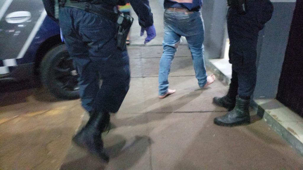 Homem escala muro, invade residência e é rendido pelo proprietário, no Parque São Paulo