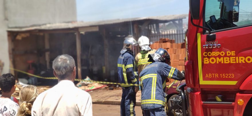 Bombeiros combatem incêndio no Cascavel Velho