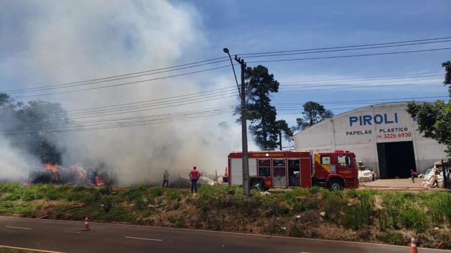 Grande incêndio em empresa de recicláveis é registrado às margens da BR-277