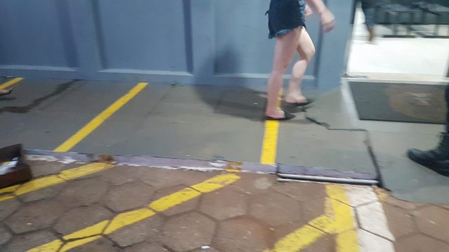 Motorista é flagrado fazendo ‘cavalo de pau’, abandona o carro e duas adolescentes