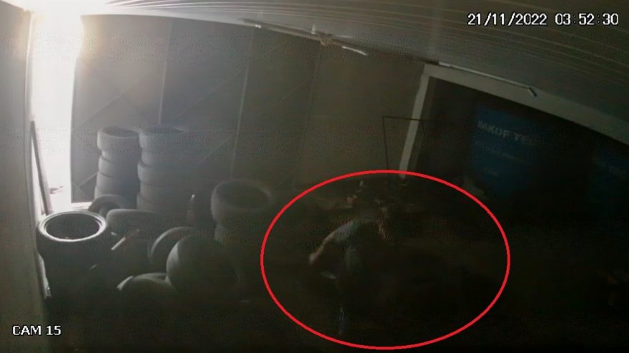 Homem é flagrado furtando pneus em borracharia na Avenida Brasil; ele levava o filho dentro do carro