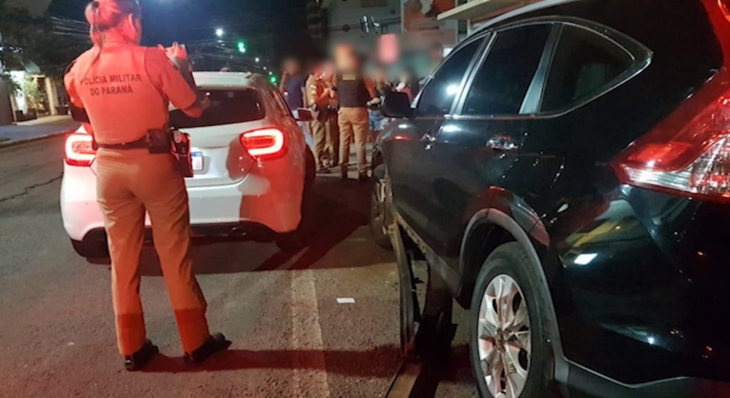 Mercedes bate em Honda CR-V estacionada e motorista é detida pela PM ao recusar teste do bafômetro