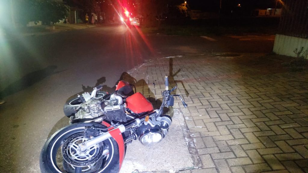 Piloto de Hornet bate em caçamba no Bairro Brasília e fica gravemente ferido
