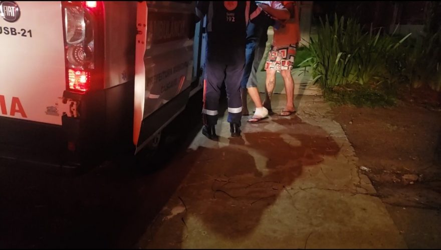 Homem corta o pé após quebrar a pia do banheiro e precisa ser socorrido