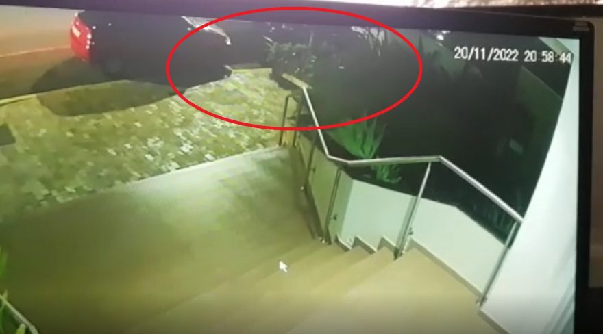 Câmera registra momento em que Mercedes bate em Honda CR-V estacionada