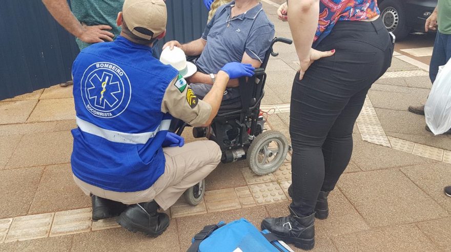 Cadeirante sofre queda e precisa ser atendido pelo Siate