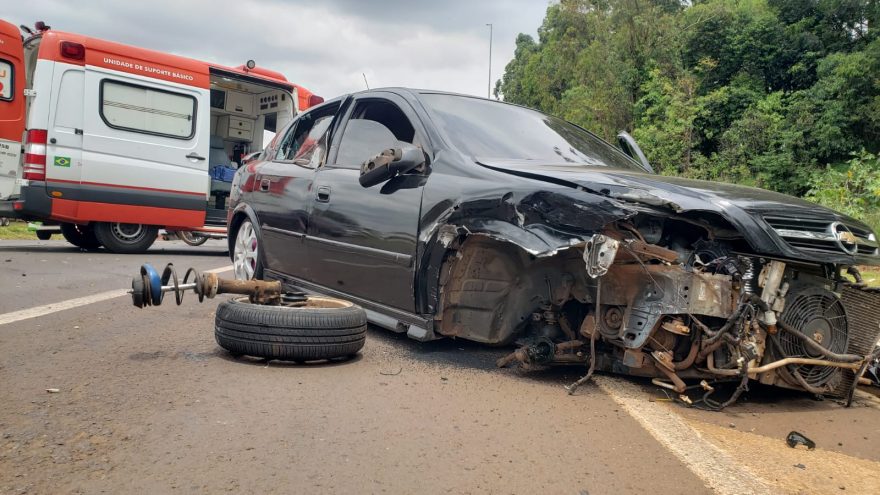 Jetta vai parar no canteiro e motociclista fica ferida após forte colisão na BR-277
