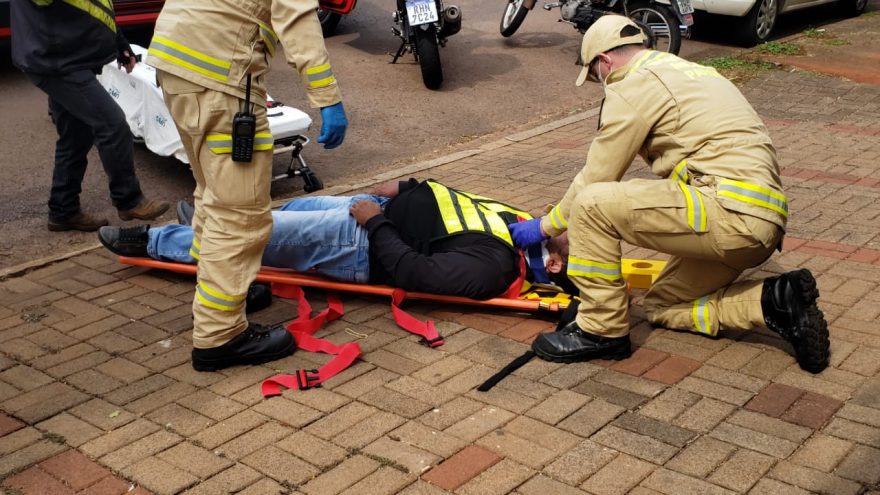 Motociclista fica ferido ao enroscar pescoço em fio pendurado no Bairro Neva