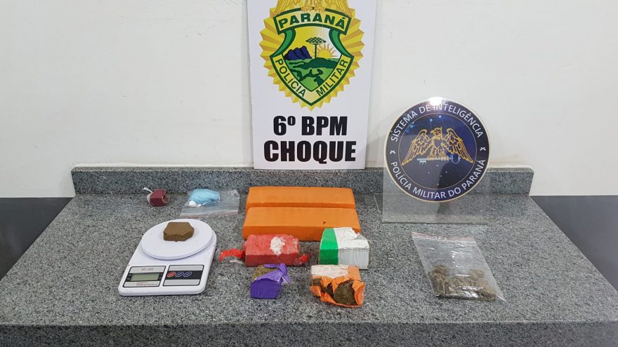 Com maconha, cocaína e haxixe marroquino, jovem é detido pela PM